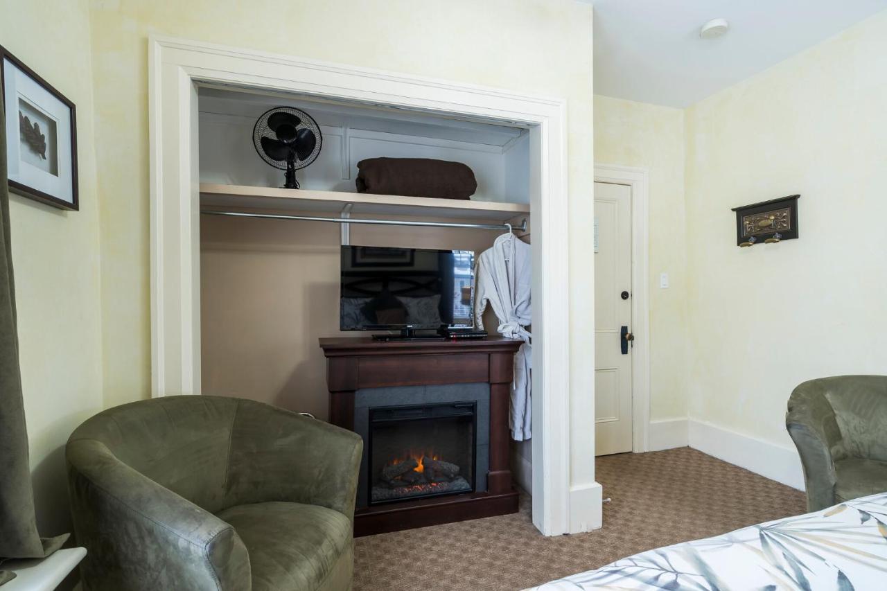 The Inn On Bay Gravenhurst Exteriér fotografie