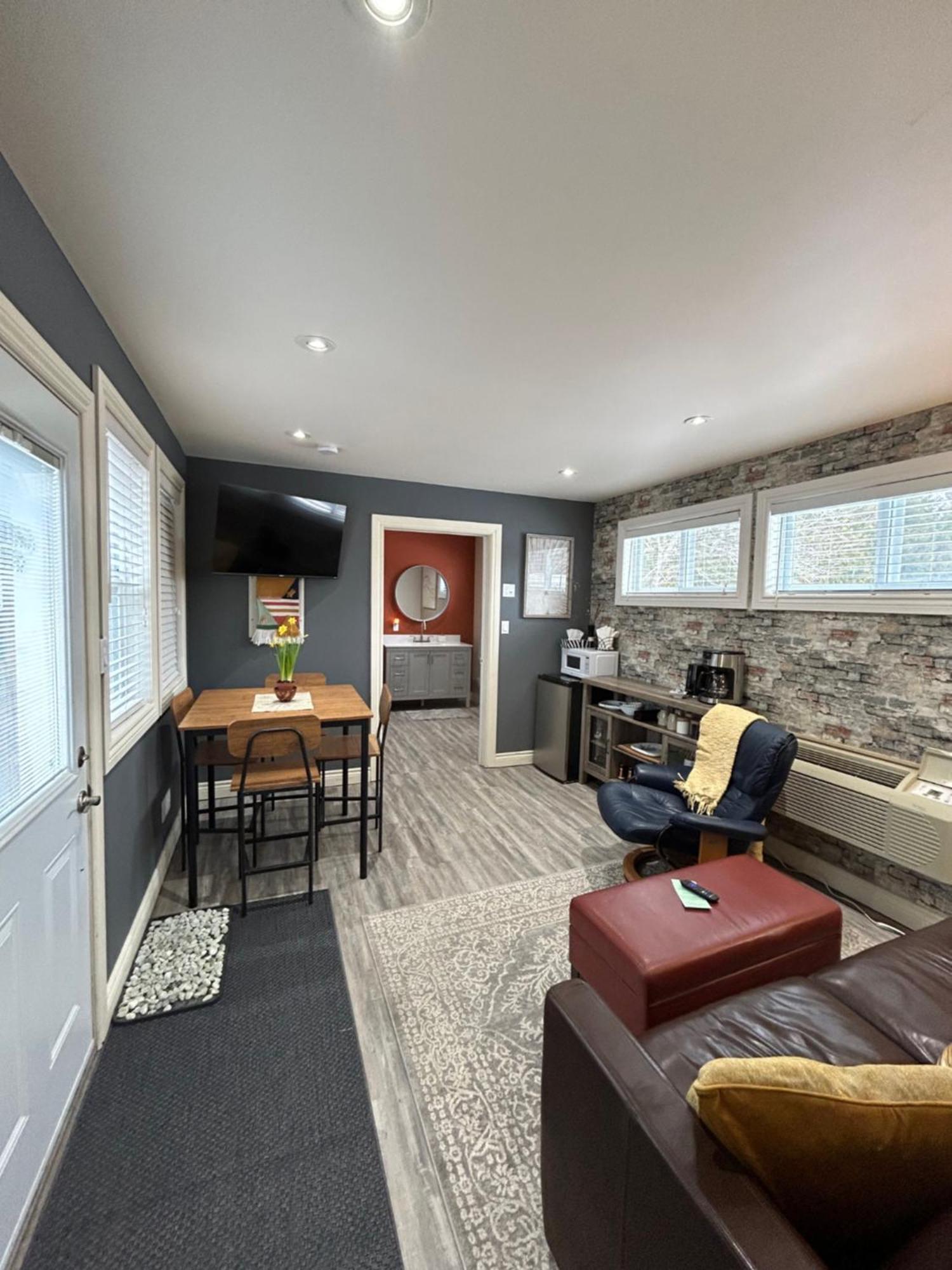 The Inn On Bay Gravenhurst Exteriér fotografie