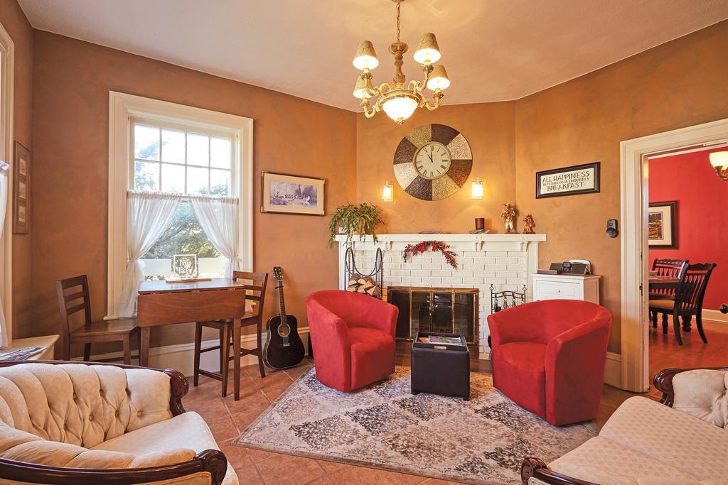 The Inn On Bay Gravenhurst Exteriér fotografie